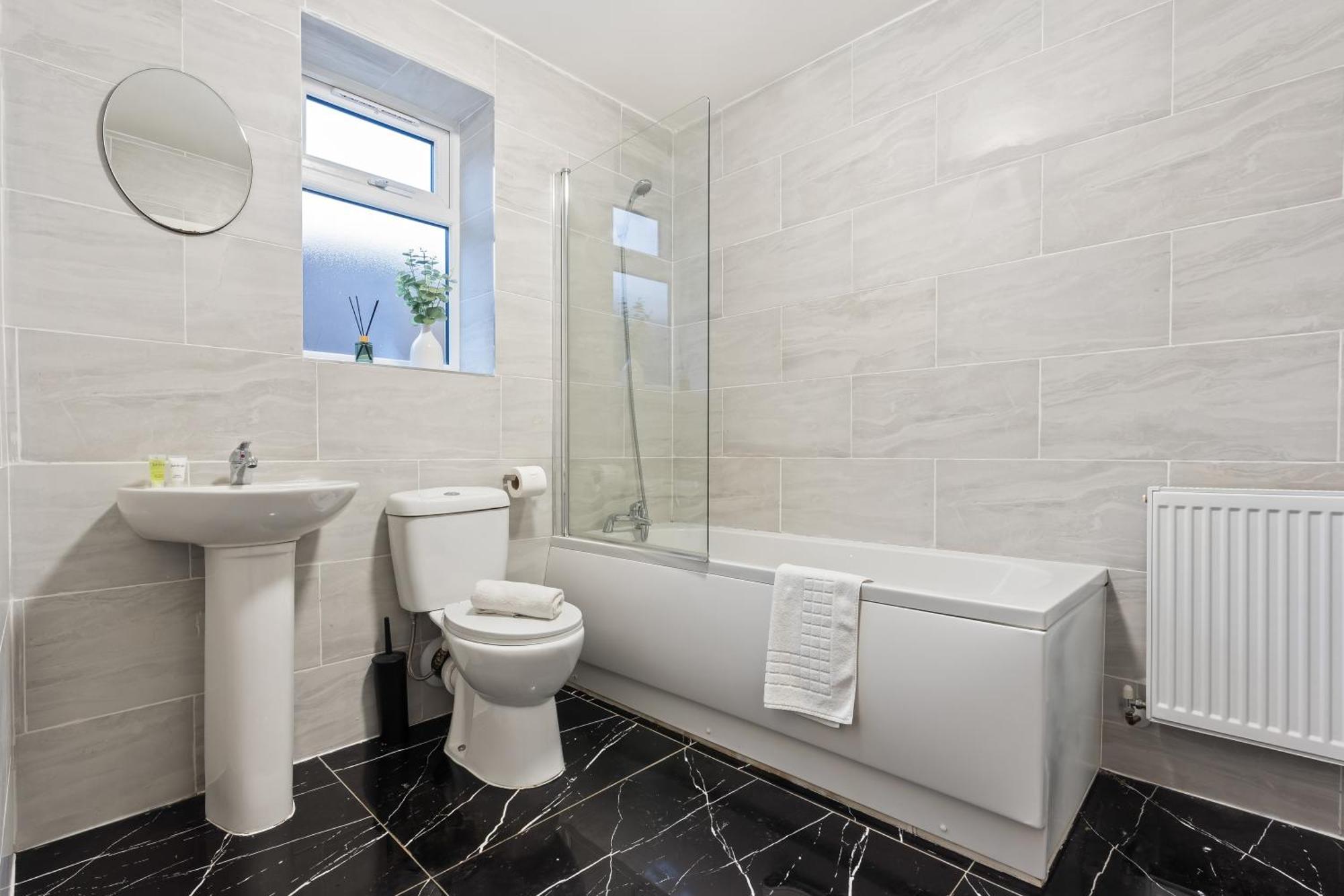 Stylish New Apartment - Free Wifi & Netflix - Top Rated - 3Mh Cradley Heath Eksteriør bilde